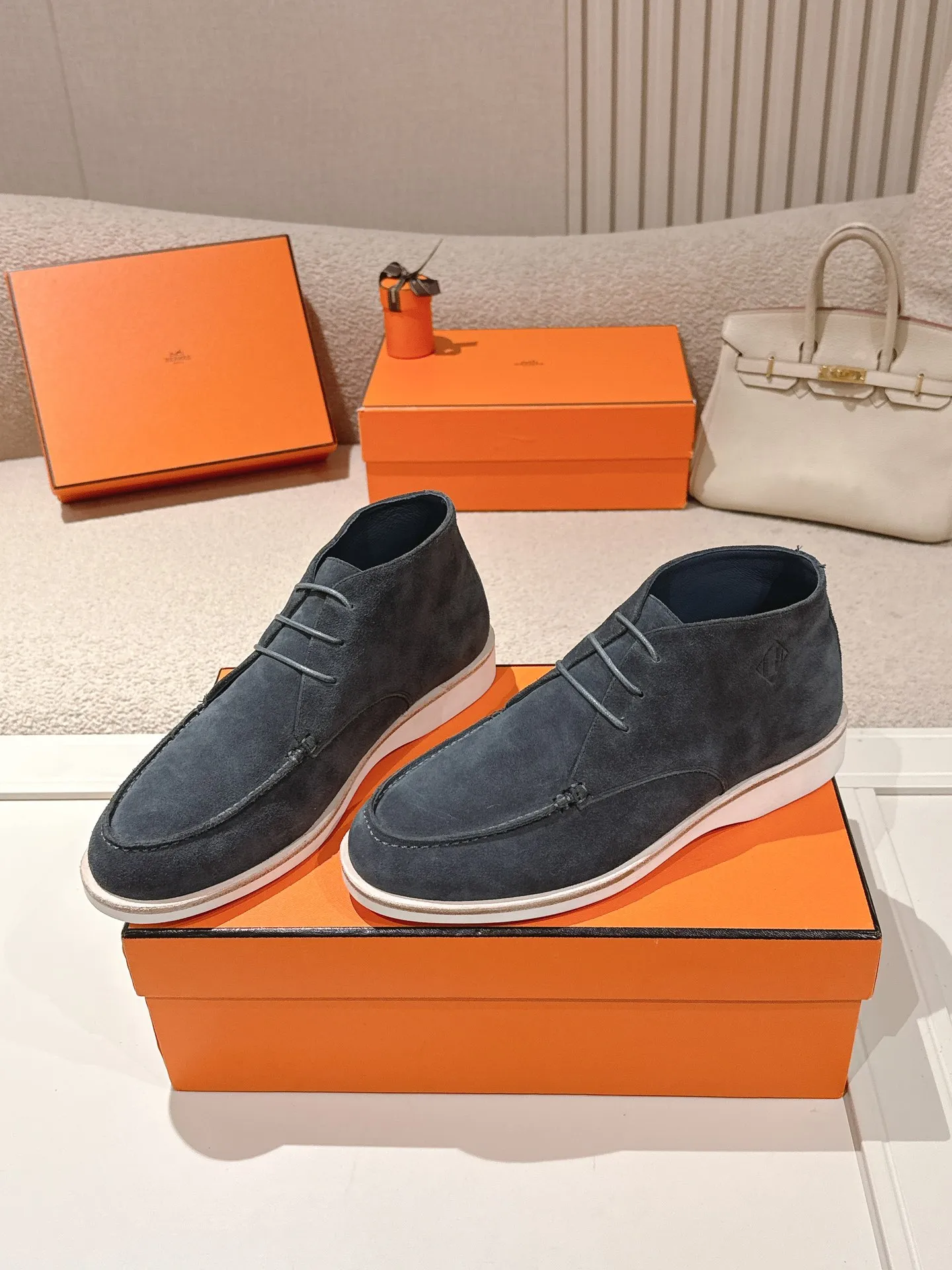 Men's Men's Shoes 660💰 Hermes men's size #26ss calfskin derby shoes, decorated with signature "H Diamant" details for a stylish and casual style. Fabric: Cow suede Lining: Mixed sheep lining Outsole: Genuine leather welt + original TPU Bottom thickness: 3CM Code number: 39-45 (customized at 46.47)